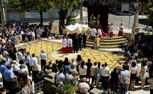 Celebraci�n del Corpus en Vimianzo y alfombra floral en la plaza de la iglesia. 