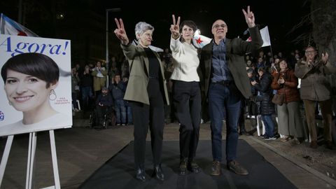 Mercedes Queixas, Ana Pont�n y Francisco Jorquera en A Coru�a, en la apertura de la campa�a del BNG