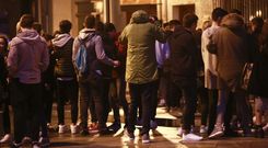 Los j�venes se citaron a trav�s de dispositivos m�viles para pegarse en los jardines de la Maestranza. 