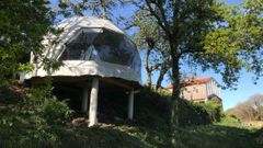 A la izquierda, uno de los domos geod�sicos que se utilizar�n como alojamientos para los usuarios del centro cultural y art�stico. Al fondo, una palleira que fue transformada en una sala de actividades