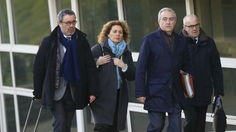 La psicloga Pilar Calvo, con los abogados del maquinista, antes de declarar en el juicio del Alvia