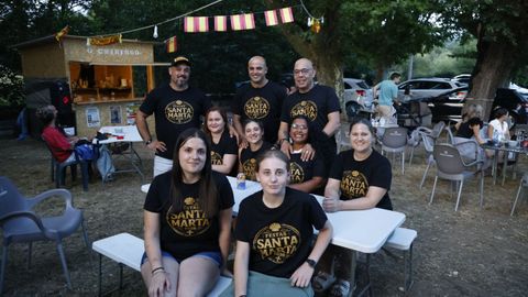 Miembros de la comisi�n de fiestas de Santa Marta de Moreiras en el bar vecinal