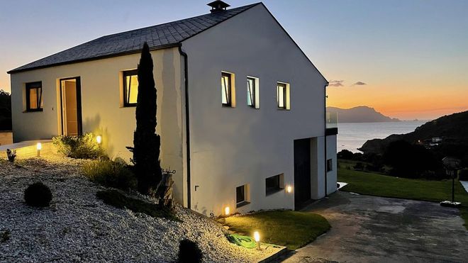Vivienda de C�ltigos, con el mar al fondo, que se alquila a trav�s de la empresa The Cliffs of Loiba