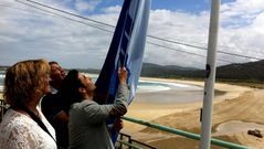 El alcalde de Ferrol, Jos� Manuel Rey, iza la bandera azul en la playa de San Xurxo