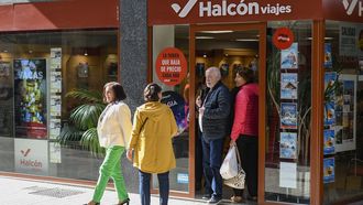 Varios clientes este lunes por la maana en una agencia de viajes de la calle Progreso de Lugo