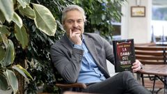 El abogado Ulises B�rtolo, con su novela, en una imagen reciente.