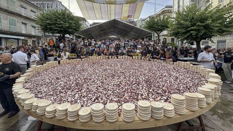 O Carballiño bate el récord de la tapa de pulpo más grande del mundo
