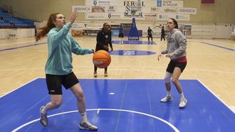 Jugadoras del Baxi Ferrol en un entrenamiento en A Malata este curso.