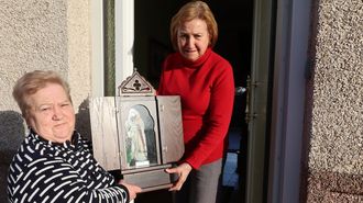 Mercedes entrega a Encarnita la capilla de la Virgen de F�tima en Praia Xard�n