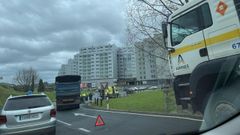 Alcance entre un coche y un cami�n en la rotonda de Freixeiro