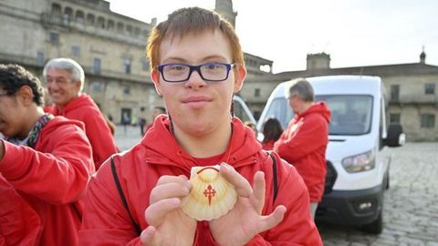 Los jvenes peregrinos de la Fundacin A La Par recibieron ayer en el Obradoiro sus conchas de proteccin, tras recorrer 60 kilmetros en cuatro das ?con paradas en Melide, Arza y O Pedrouzo (Arca)? con el apoyo de la compaa de renting de vehculos Alquiber, que hizo el traslado desde Madrid a Melide para comenzar su aventura jacobea.