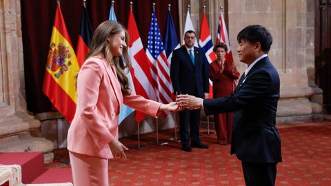 Leonor, princesa de Asturias saluda al presidente del Studio Ghibli , Kenichi Yoda, que recibir� esta tarde el premio de Comunicaci�n y Humanidades. , durante la audiencia a los galardonados con los Premios Princesa de Asturias 2026 celebrada en la ma�ana de este viernes en el Hotel de la Reconquista de Oviedo.