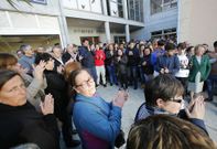 Los vecinos rindieron el �ltimo homenaje al jugador a las puertas del tanatorio. 