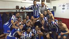 Los jugadores del Deportivo festejan la victoria en el campo de Vallecas