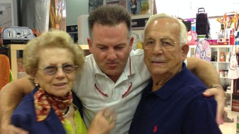 Carlos de Prado, junto a sus padres Concepcin y Carlos en la tienda Vigil Escalera hace aos