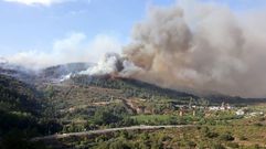 El viento hizo avanzar el fuego hacia las casas del pueblo de Montefurado (en la foto, a la derecha)