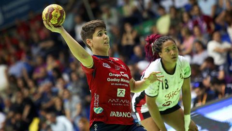 Las jugadoras Cecilia Cacheda (i) del Godoy Maceira Porriño y Lorena Téllez (d) del Mavi Nuevas Tecnologías, durante un momento del partido de balonmano de semifinales de la XXXIX Copa de la Reina de balonmano femenino que enfrenta al Mavi Nuevas Tecnologías y al Godoy Maceira Porriño, disputado esta tarde en el pabellón de Ciudad Jardín de Málaga