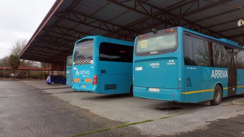 Dársena de la estación de buses de Vilalba, con vehículos aparcados