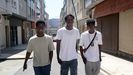 Samba, Go Diop y Saliou llevan desde octubre viviendo en un piso de alquiler en Boiro y con contrato fijo en una f�brica de A Pobra