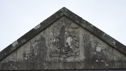 Escudo del antiguo Concello de Lavadores. Est� en el cementerio de Puxeiros.
