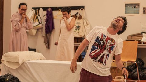 Os membros de Sarabela,nos ensaios para dar vida escnica ao emblemtico relato de Kafka A metamorfose. O prximo xoves, 4 de setembro, estrase no teatro Principal de Ourense.