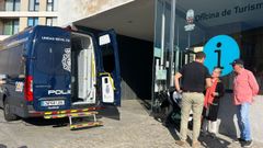 Foto de archivo del veh�culo de la Polic�a Nacional ante el Cenima de Foz para realizar tr�mites referentes a DNI o pasaporte