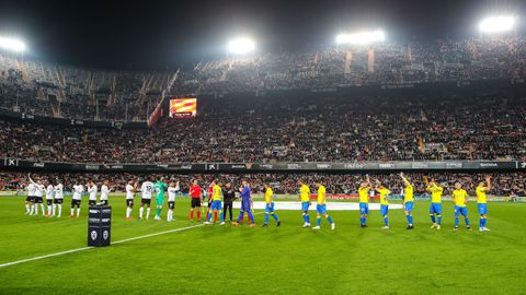 Mestalla.Valencia y Cadiz antes de enfrentarse en Mestalla.