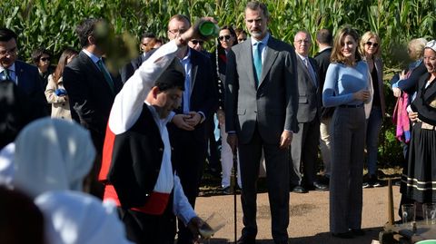 Los Reyes entregaron el Premio al Pueblo Ejemplar de Asturias, que este a�o ha reca�do en la aldea de Pore�u, en el concejo de Villaviciosa
