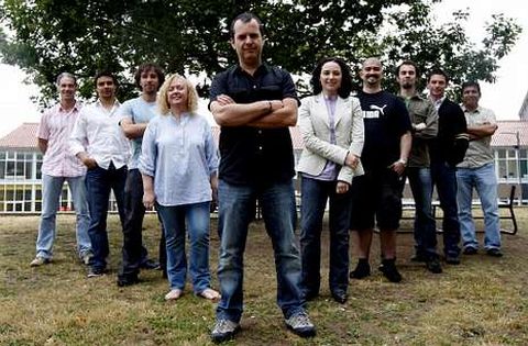 Posada, de frente, con su grupo de investigaci�n en filogen�tica de la Universidad de Vigo.