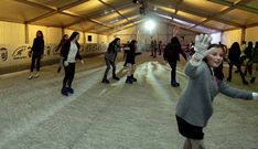 La pista de patinaje funciona desde ayer por la tarde en el Cant�n de Molins.