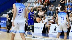 Leimanis sube un bal�n en la cancha del Gasca