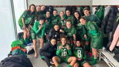 Las jugadoras del Arenteiro celebran su triunfo en el campo del Praa