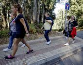 Numerosos vecinos hicieron ayer a pie la ruta hasta Cai�n. 