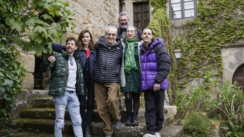 Parte del elenco de  La manzana de oro  junto a Chvarri en el Pazo de Bentraces