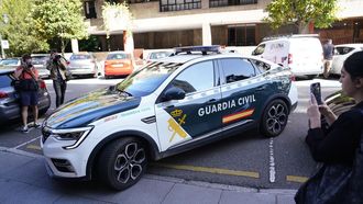 Llegada a Audiencia Provincial del padre y madre de los niños en dos coches distintos. La Guardia Civil mantiene detenido, a la espera de su puesta a disposición judicial en las próximas horas, a un matrimonio por tener a sus tres hijos menores, dos gemelos de 8 años y otro niño de 10, encerrados durante cuatro años y en condiciones insalubres en su vivienda en las afueras de Oviedo