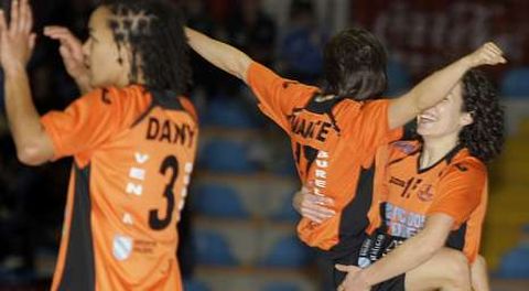 Maite y Luc�a, a la derecha, festejan el segundo gol naranja en el duelo mientras Dany lo hace con otra compa�era.