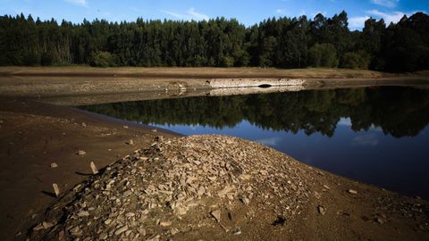 El embalse de As Forcadas en Valdovi�o est� al 34�% de su capacidad, seg�n los �ltimos datos del 14 de septiembre, d�a en que se tom� la fotograf�a