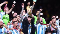 Messi levanta el t�tulo que corona a Argentina como campeona 26 a�os despu�s