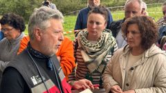La viceconsejera de Derechos Ciudadanos, Beatriz Gonz�lez Prieto, y la directora general de Memoria Democr�tica, Bego�a Collado, durante la visita a la fosa de La Lloba, en Castrill�n, para conocer los avances de los trabajos que desarrolla el grupo Arqueos de la Universidad de Oviedo.