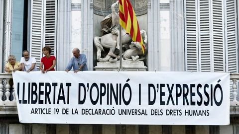 La Junta Electoral da a Torra dos d�as para retirar pancartas. La Junta  Electoral ha ordenado a Torra retirar todo tipo de lazos y carteles de los edificios de la Generalitat antes de las tres de la tarde del viernes bajo amenaza de �medidas penales�, para conservar la neutralidad de los poderes p�blicos. Torra est� pendiente de ser juzgado por no quitar en tiempo los lazos en las pasadas elecciones. La pancarta de la imagen sustituy� el pasado d�a 27 a la de los �presos pol�ticos y exiliados�, en un intento de sortear la ley 