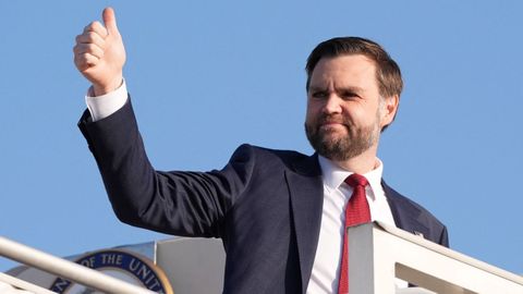 El vicepresidente de EE.UU., JD Vance, subiendo al Air Force One.