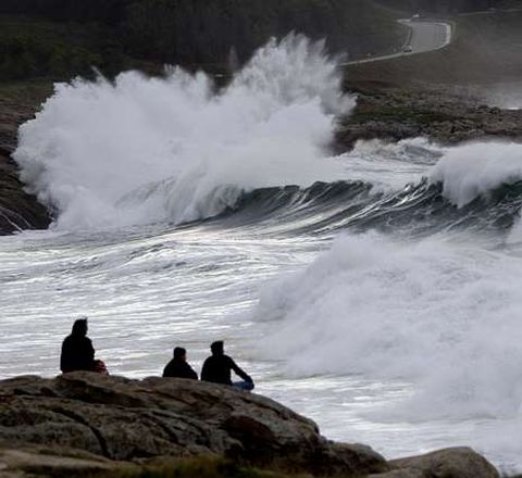 Mar de fondo con olas de 5 metros en A Marosa, ayer.