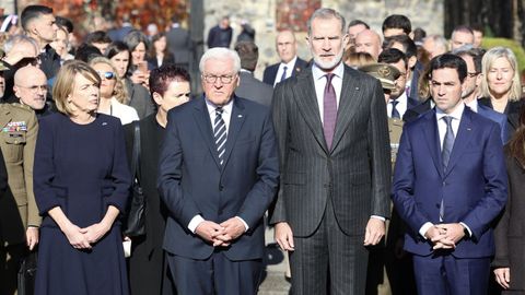 El presidente alemn Frank Walter Steinmeier y su esposa, Elke Bdenbender, junto a Felipe VI y el lendakari Imanol Pradales en Guernica.
