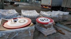 Se�ales de 90 que la Xunta tiene apiladas en Lugo para instalar en carreteras de la provincia