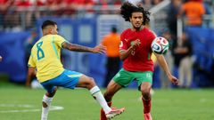 Ayyoub Bouaddi se lleva el bal�n ante el brasile�o Bruno Guimar�es.