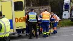 Momento en el que los servicios de emergencia atienden al herido  