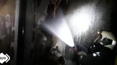 Bomberos de Asturias sofocando el incendio esta madrugada.
