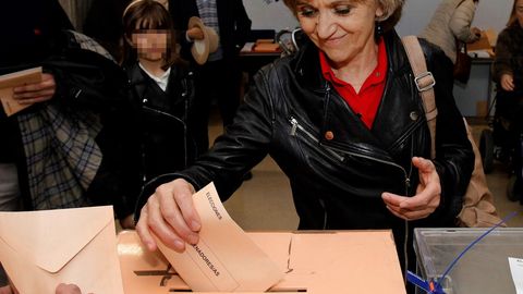 La ministra de Sanidad, Mar�a Luisa Carcedo, ejerciendo su derecho al voto