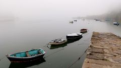 Botes fondeados entre la niebla en As Xubias (A Corua)