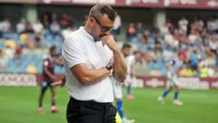 Yago Iglesias, pensativo en el banquillo de Pasar�n